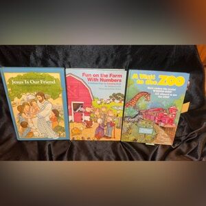 It of 3 vintage hallmark pop-up books READ